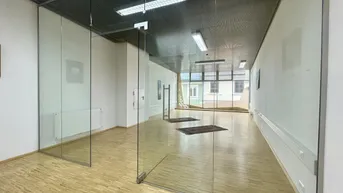 Expose Auffälliges Geschäftshaus mit attraktiver Glasfront - Im Herzen der Fußgängerzone in Feldkirchen