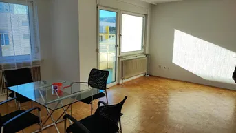 Expose Große ruhige Wohnung (letzter Stock) mit guter Verkehrsanbindung (Dirketverbindung ReSoWi), schöner Aussicht, Parkplatz und 5,7 m² großen Balkon