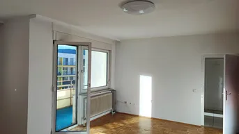 Expose Große ruhige Wohnung (letzter Stock) mit guter Verkehrsanbindung (Dirketverbindung ReSoWi), schöner Aussicht, Parkplatz und 5,7 m² großen Balkon