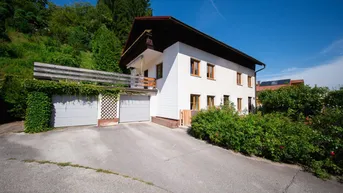 Expose Familienfreundliches Einfamilienhaus mit Herz und Perspektive! Mit Sonnenterrasse, zwei Garagen, gepflegtem Garten und modernisierter Ausstattung – sofort einziehen und die Naturkulisse der Steyr genießen.