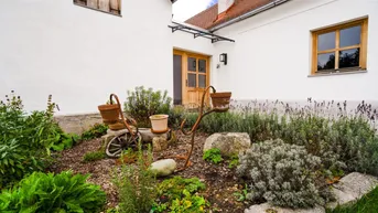Expose Ein Zuhause mit Zukunft - Charmantes Landhaus mit Eichenholzdetails, Ruhe &amp; Weitblick ins Grüne!