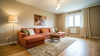 Gemütliches Wohnzimmer mit beigefarbenen Wänden, großem Ecksofa und hellem Holzboden.