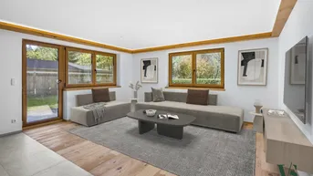 Helles Wohnzimmer mit Holzboden, modernen Möbeln und direktem Zugang zum Garten.