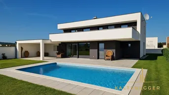 Moderne Villa mit klaren Linien, großem Pool und gepflegtem Rasen unter blauem Himmel.