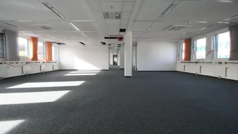 Expose Panoramablick: Erstklassige Büroetage im Dachgeschoss