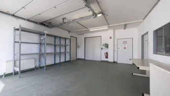 Expose TOP Gewerbeflächen mit Bürotrakt und Rolltor - ebenerdig befahrbar in Salzburg Nord