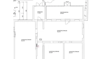 Detaillierter Grundrissplan des Erdgeschosses mit mehreren Aufenthaltsräumen, Wintergarten, Garten und Parkplatz.