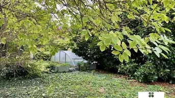 Expose Wunderschönes Grundstück mit renovierungsbedürftigem Haus und Pool