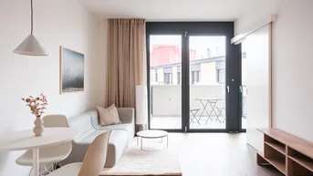 Helles Wohnzimmer mit modernem Sofa, Holzboden und Zugang zu einem möblierten Balkon.