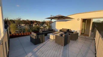 Sonnige Dachterrasse mit bequemen Sitzgelegenheiten, Feuerstelle und weitem Ausblick.