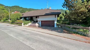 Expose Großes Grundstück mit Landhaus und Hallenschwimmbad