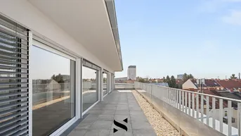 Weitläufige Dachterrasse mit modernen Fliesen und Panoramablick auf die städtische Umgebung.