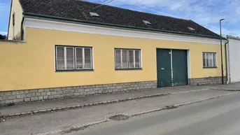 Expose Bauernhaus mit Nebenräumen, großem Stadel, Garage, 2 Weinkeller und Innenhof im Retzer Land