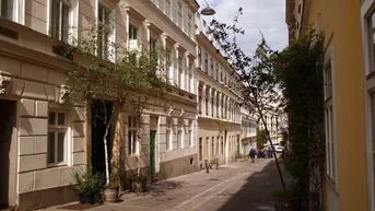 Expose Wohnen in der Myrthengasse – Stilvolle Altbauwohnung in Hofruhelage