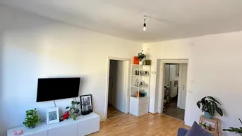 Expose Helle teilmöbelierte 2-Zimmer GWG-Wohnung mit Balkon ins Grüne