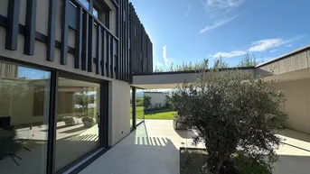 Expose Architektur trifft See – luxuriöses Refugium mit Atrium und privatem Seezugang