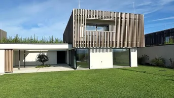 Expose Luxus am Wasser - Architekturvilla mit Atrium, Sauna &amp; direktem See Zugang