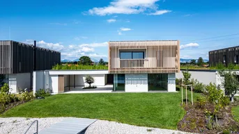 Expose Luxus am Wasser - Architekturvilla mit Atrium, Sauna &amp; direktem See Zugang