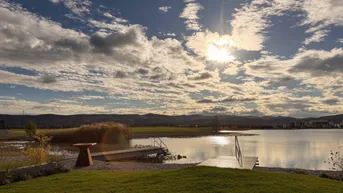 Expose LETZTE VILLA AM SEE! Architektur trifft See – luxuriöses Refugium mit Atrium und privatem Seezugang