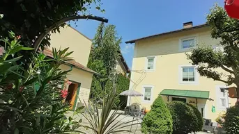 Expose Wohnhaus in verkehrsberuhigter Strasse mit Schlossblick-gesamt 580m3 