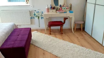 Expose Preisreduktion! Wunderschönes Zweifamilienhaus mit großzügigem Garten und erstklassiger Ausstattung
