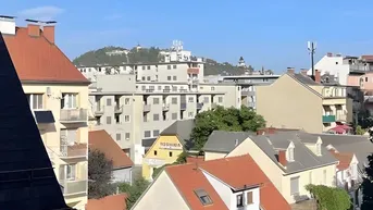 Expose Schöne 2,5-Zimmer Wohnung mit großer Küche und Balkon mit Schloßbergblick!