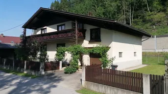 Expose Zweifamilienhaus mit Holzwerkstatt, Garage und Carport – Wohnen in Top Lage