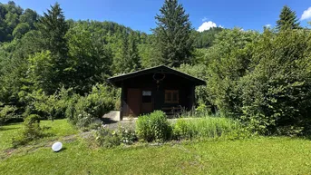 Expose ***Natur pur: Charmante Gartenhütte mit Bachlauf auf 2000m² in ruhiger Alleinlage***