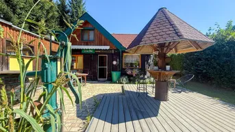 Expose *** kleines gemütliches, möbliertes Häuschen mit Gartenparadies in der Waldrandsiedlung, mit Photovoltaik, Brunnen, Sauna, Garage, Carport,….. ***