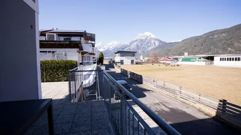 Expose Exklusives Mehrfamilienhaus mit zwei Wohneinheiten, großzügigen Terrassen und Alpenblick