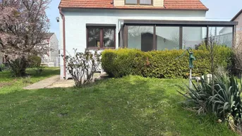 Expose FREISTEHENDES HAUS UMRAHMT VON EINEM SCHÖNEN GARTEN