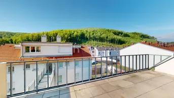 Geräumige Dachterrasse mit moderner Verglasung und weitem Blick ins Grüne.
