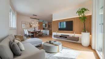 Modernes Wohn- und Esszimmer mit Holzboden, stilvoller Einrichtung und Zugang zum Balkon.