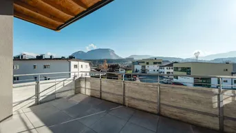 Große Terrasse mit Fliesenboden und weitem Blick auf die umliegende Berglandschaft.