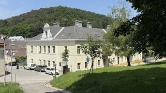 Expose Wohnungspaket mit 3 Wohnungen, 1 vermietet, 2 sanierungsbedürftig, Garage + DG-Flächen
