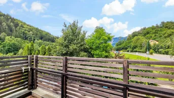 Expose Terrasse mit Ausblick. - Wohnung mit Potential zur Modernisierung. - Infrastruktur fußläufig.