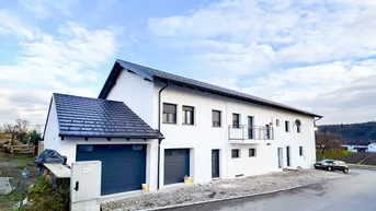 Expose Modern saniertes Mehrfamilienhaus mit Pool, Garten und 14 Stellplätzen in Wallern.