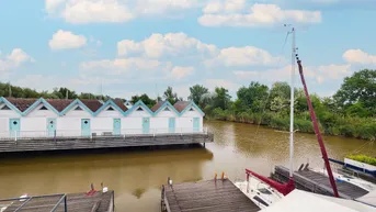 Expose Stilvolles Bootshaus mit Anlegestelle direkt am Neusiedler See. - Feriendomizil und Vermietung möglich.