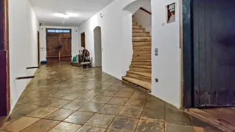 Expose Wohnhaus mit Stallungen im Zentrum von Lambach. - Sanierungspotential mit Widmung „Gemischtes Baugebiet".