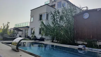 Expose Panoramablick trifft Luxus: Exklusive Villa mit Pool und Seeblick in Krumpendorf.