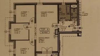 Detaillierter Grundriss der Wohnung Top 4 mit drei Zimmern, Küche-Essen, Wohnzimmer und Balkon.