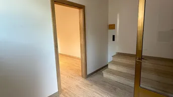 Expose Renovierte 2.5-Zimmer Gewerbefläche mit Parkplätzen