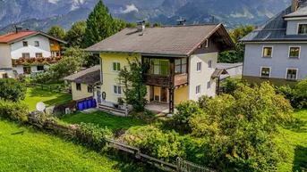 Expose Einfamilienhaus mit Blick ins angrenzende Grünland und auf die Berge – zentrale Lage in Saalfelden