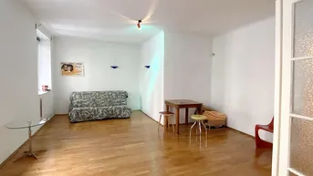 Geräumiges Wohnzimmer mit hellem Parkettboden und minimalistischer Einrichtung, ideal für individuelle Gestaltung.