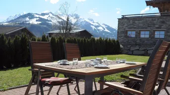 Expose Traumhafte 4-Schlafzimmer Wohnung mit touristischer Vermietungsgenehmigung mit Panorama Bergblick, Pool und sonnigem Garten, ohne Betreibervertrag nahe Kaprun