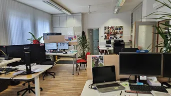 Expose Feldkirchen bei Graz! - Büroflächen mit ca. 400m² samt befahrbarem Keller ca. 900m² mit LKW's und überdachte Freiflächen-Box ca. 120m²