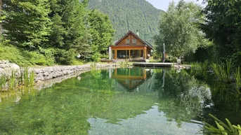 Expose Bad Aussee! - Blockhaus auf großem Grundstück mit exklusiven Wintergarten, Sonnendeck samt Schwimmteich und Doppelcarport!