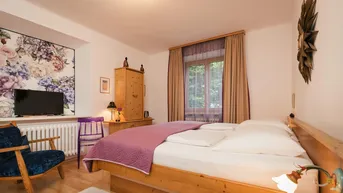 Expose Helles, möbliertes Studio mit Terrasse &amp; Parkplatz in ruhiger Stadtvilla – KURZ ZEIT MIETE