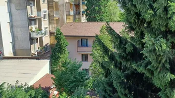 Expose Studentenwohnung mit Blick auf grünen Innenhof