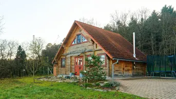 Expose Charmantes Holzblockhaus mit Doppelgarage und Gartenhaus am Ende einer ruhigen Wohnsiedlung Nähe Fürstenfeld